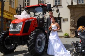 Svatební Zetor Major okouzlil nevěstu víc než novomanžel