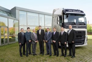 Firma TTV spedice spol. s r.o. přebírá ve Švédsku svůj jubilejní truck značky Volvo
