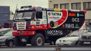 Závodní speciál TATRA byl naloděn k přepravě na Rallye Dakar