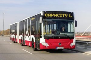 Mercedes-Benz představil velkokapacitní autobus CapaCity L