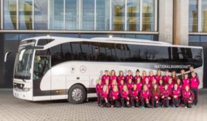 Tým německé fotbalové reprezentace žen má nový Mercedes-Benz