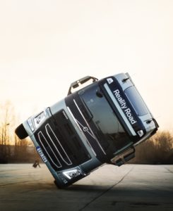 Reality Road: Neohrožený kaskadér s Volvo FH na dvou kolech