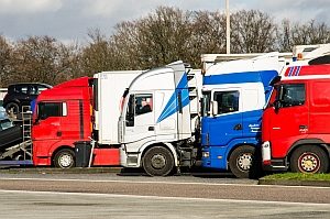 Francie – Nesrovnalosti v zákonných úpravách přestávek dvojčlenných posádek nákladních vozů