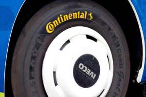 Týmové autobusy projíždí na UEFA EURO 2016™ Francií na prémiových pneumatikách Continental