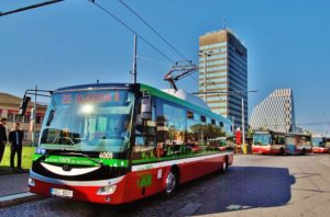 První bezplatné elektrobusy v Praze najely 23 tisíc kilometrů a svezly přes 300 tisíc pasažérů