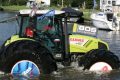 Traktor na obřích pneumatikách Mitas plul na vodní hladině