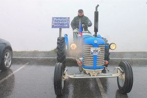 Traktorista zdolal Alpy na historickém ZETORU 25