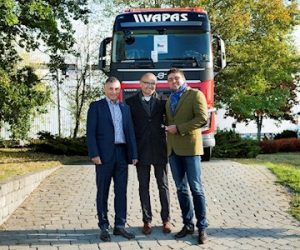 Dopravní společnost VAPAS slavnostně převzala již 100. vozidlo Volvo FH