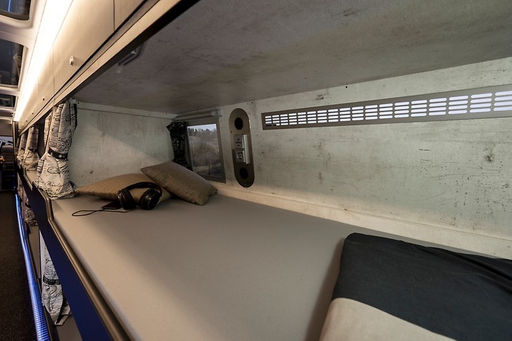 V horním podlaží Skyliner se nachází 18 kójí na spaní a v zadní části je salonek, který lze jednoduše přestavět na dvojité lůžko.