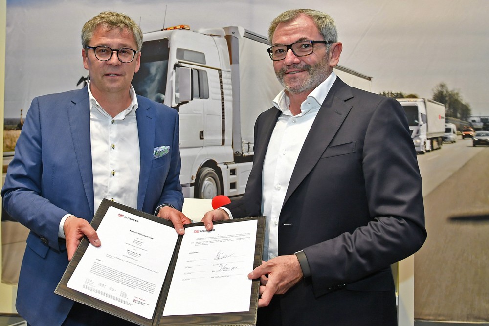 společnosti DB Schenker, MAN a Hochschule Fresenius obdrží prostředky od německého ministerstva dopravy na projekt tzv. platooningu, tedy seskupování autonomně řízených a digitálně navzájem propojených kamionů
