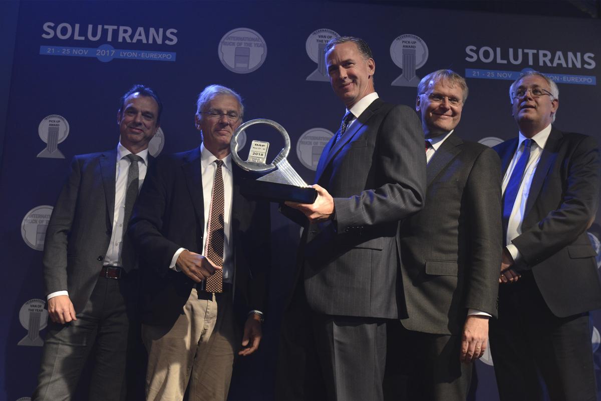 Nejprestižnější ocenění v evropském průmyslu nákladních vozidel převzal prezident společnosti DAF Trucks Preston Feight od předsedy poroty, kterým byl pan Gianenrico Griffini, na výstavě Solutrans v Lyonu