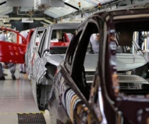 Výroba motorových vozidel v dubnu klesla na minimum