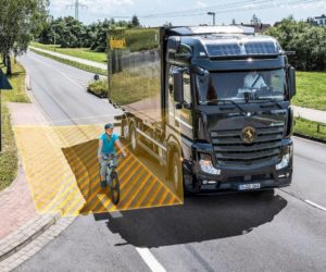 Asistent odbočování pro všechny nákladní automobily – Continental zvyšuje bezpečnost na silnicích pro chodce i cyklisty