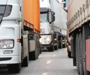 Nařízení o emisních cílech CO2 pro těžká nákladní vozidla a autobusy: Rada vykročila správným  směrem, značná rizika však přetrvávají