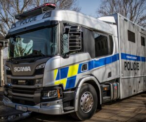 Scania dodala policii ČR vozidlo pro přepravu koní