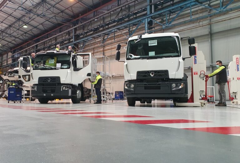 Renault Trucks otevírá adaptační centrum ve svém výrobním závodě v BlainvillesurOrne Renault Trucks otevírá adaptační centrum ve svém výrobním závodě v BlainvillesurOrne