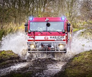 Tatra podpořila české hasiče v Řecku vysláním servisního vozidla
