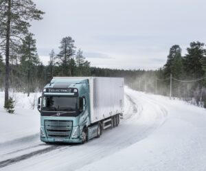 Elektrická nákladní vozidla Volvo testována v extrémním zimním počasí