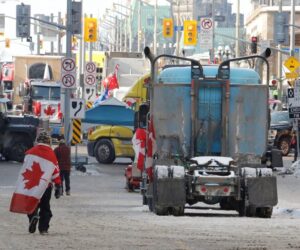 Protesty kanadských řidičů kamionů proti očkování nabírají na síle