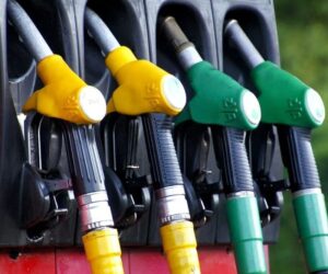 Nafta zřejmě bude opět levnější než benzín