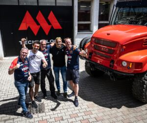 Pro Martina Macíka už se staví závodní kamion na Dakar 2023. Arnošt se stane požárníkem