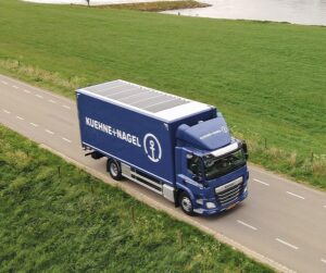 Kamiony skupiny Kuehne+Nagel v Nizozemsku bude na cestě ke snížení emisí CO2 pohánět slunce