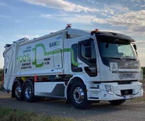 Volvo Trucks předalo první elektrické nákladní vozidlo určené pro svoz odpadu