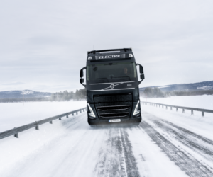 Volvo Trucks testuje přepravu rudy bez fosilních paliv pomocí 74tunových elektrických nákladních vozidel