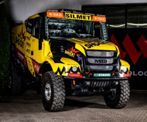 Macíkův nový kamion pro Dakar 2023 vyjel z dílen. Má dvojče