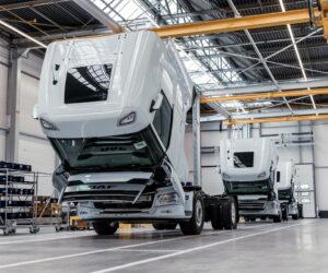 Společnost DAF uvádí do provozu novou halu na výrobu elektrických nákladních vozidel