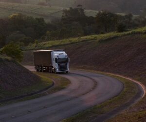 Vylepšený tempomat s aktivní predikcí od společnosti Scania může ušetřit až 2 % paliva
