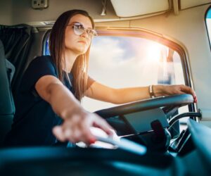 Teenageři za volanty nákladních automobilů a autobusů? Odborníci varují, že by mohli ohrozit bezpečnost