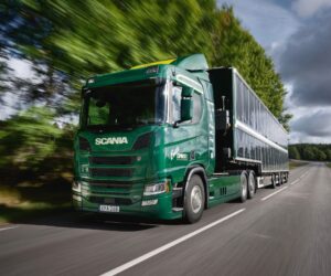 První test nového hybridního nákladního automobilu Scania se solárním pohonem