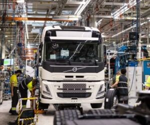 Volvo zahajuje sériovou výrobu elektrických nákladních vozidel v Gentu