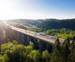 DKV Mobility rozšiřuje nabídku alternativních zdrojů energie a urychluje transformaci mobility