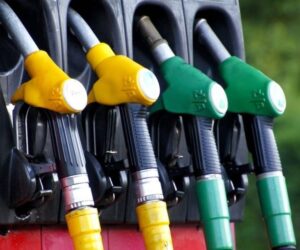 Může nadprodukce ropy zlevnit pohonné hmoty? Rostoucí nabídka a klesající poptávka