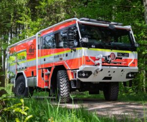 Nový hasičský speciál Tatra Force CAS 20 pro boj s lesními požáry s možností krabího chodu