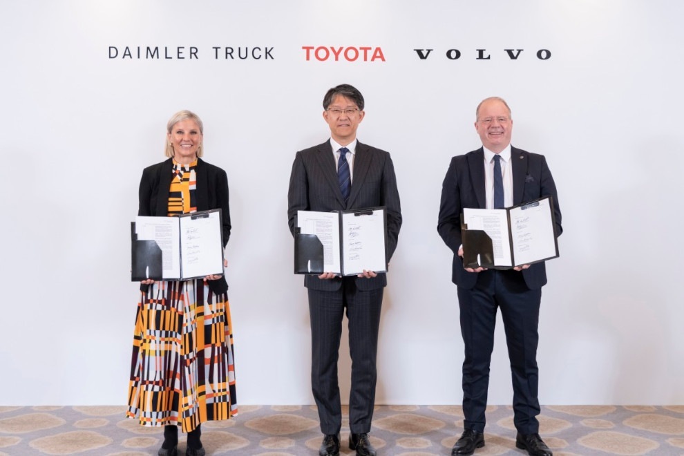 toyota-daimler-volvo toyota-daimler-volvo