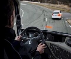 Řidič sešlápne pedál a systém se postará o zbytek. Složitost moderních bezpečnostních systémů