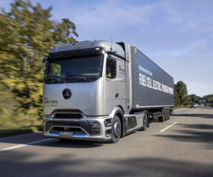 Dachser nasadí první nákladní vozidla nové generace na kapalný vodík od Daimler Truck
